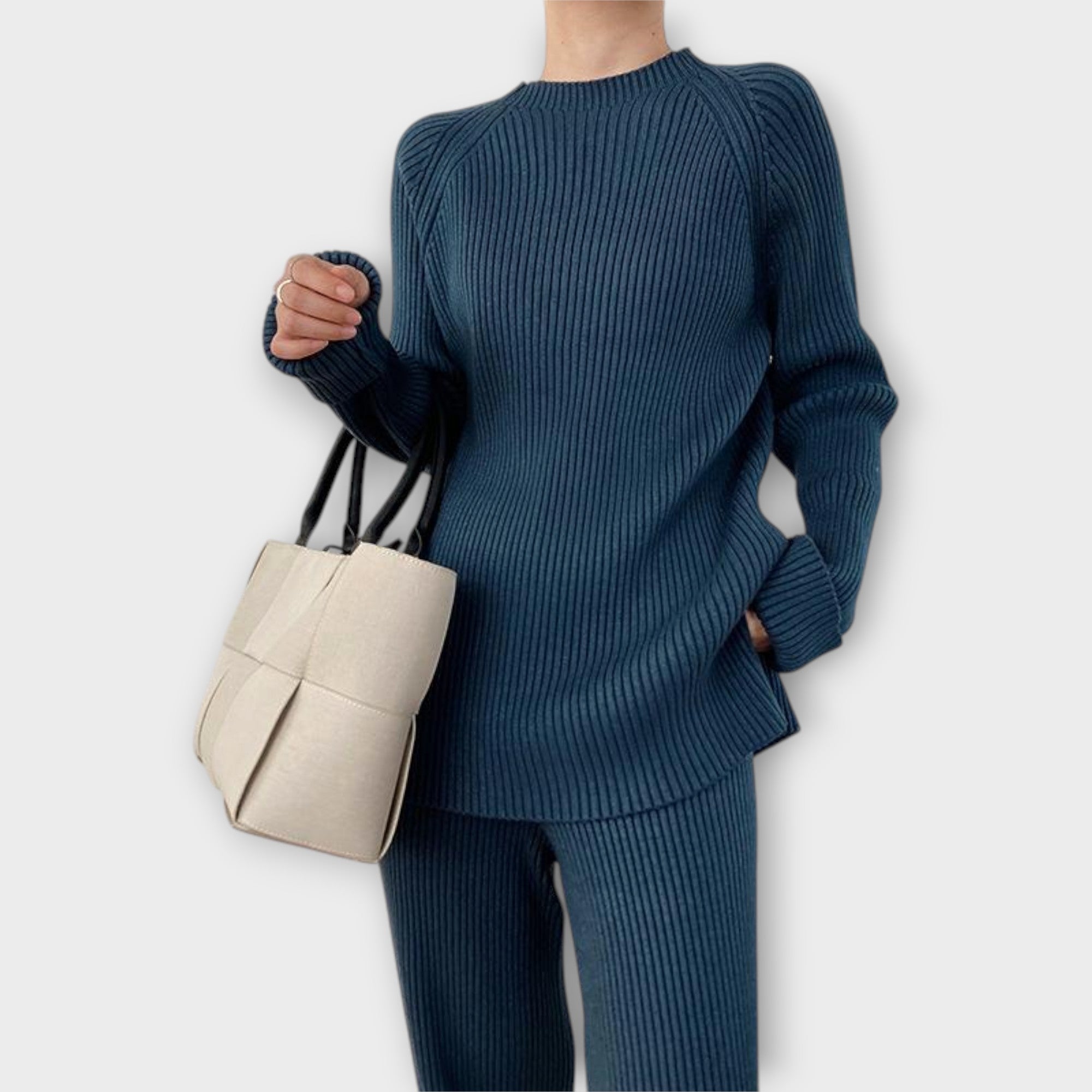 Minimalistliku disaini ja laia lõikega kootud komplekt