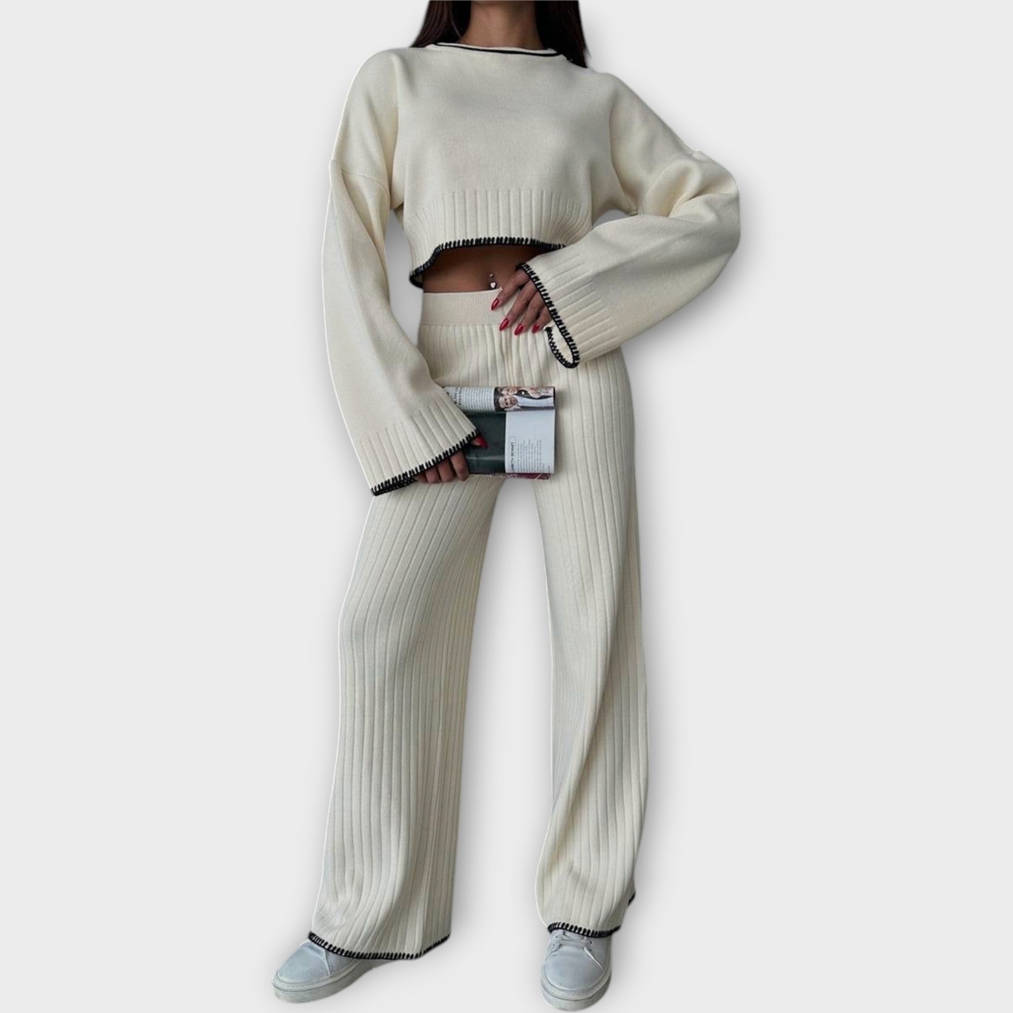 Kootud komplekt lühikese pluusi ja peente detailidega