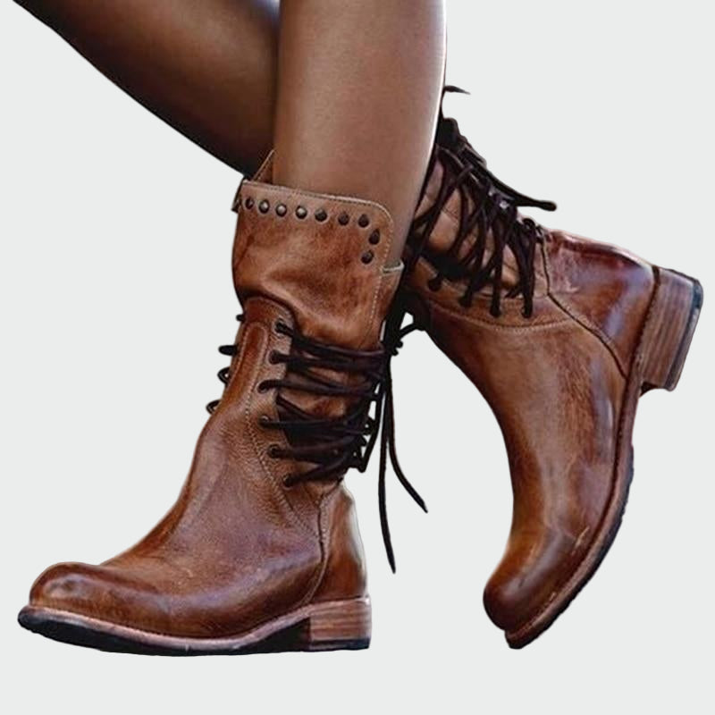 Leather boots with laces