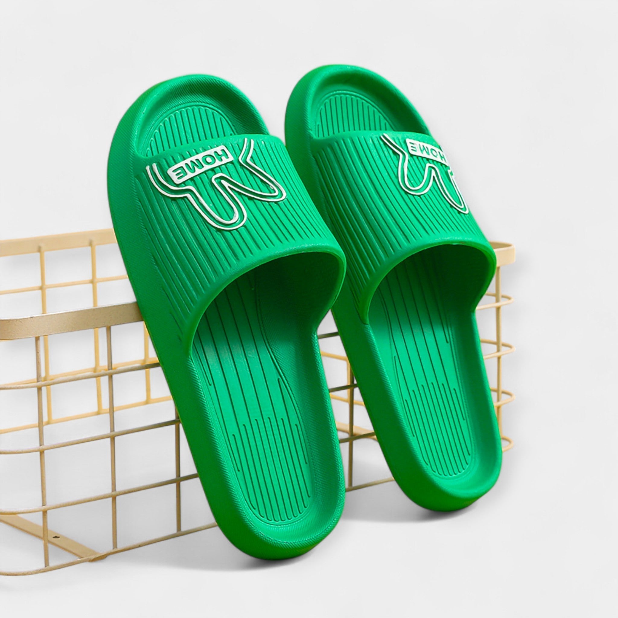 Naiste sussid koomiksikujunduse ja lahtiste ninaosadega