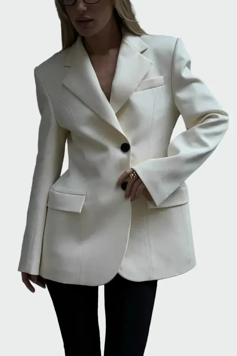 Muljetavaltava joone ja nööpidega jakk