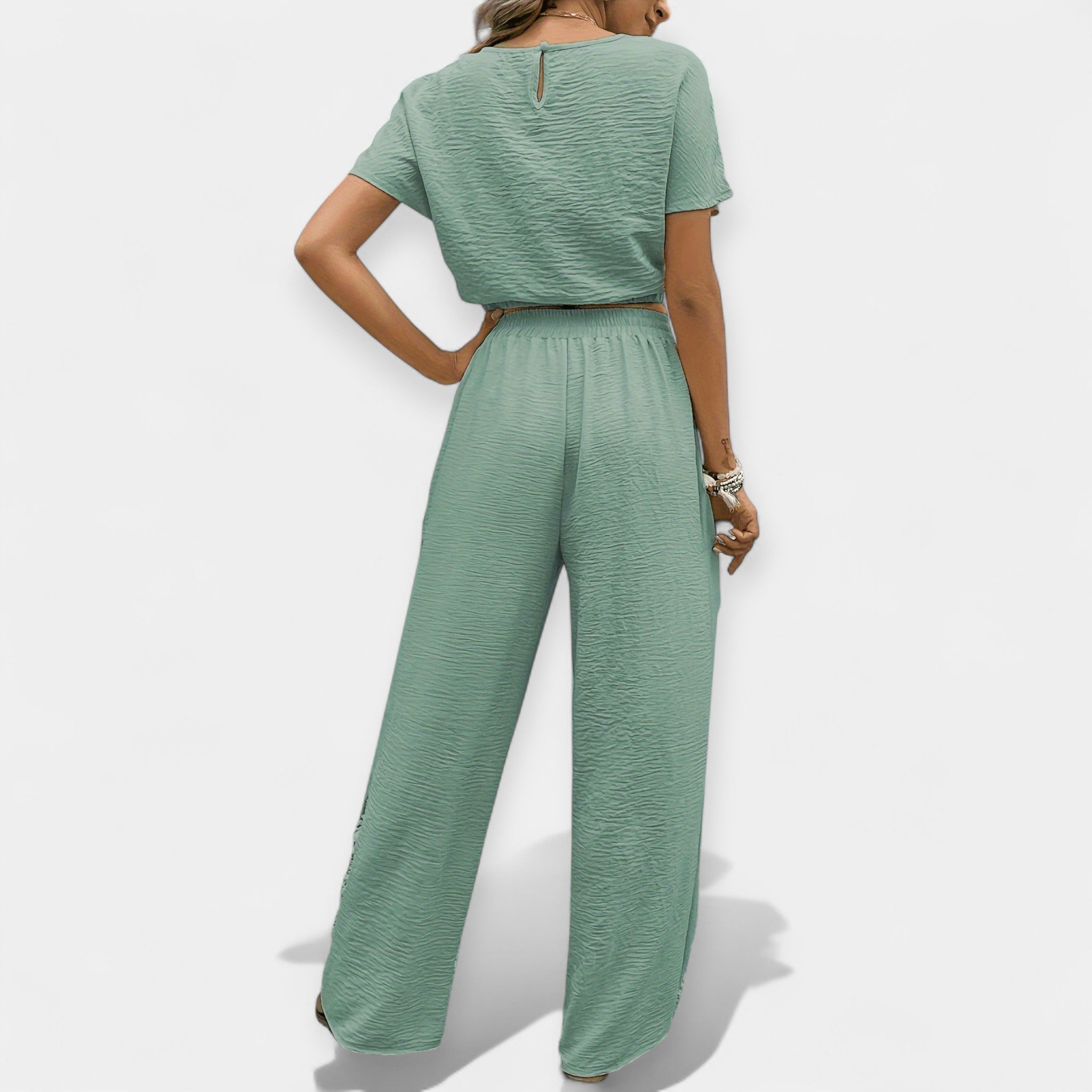 Stiilne ja laia lõikega komplekt