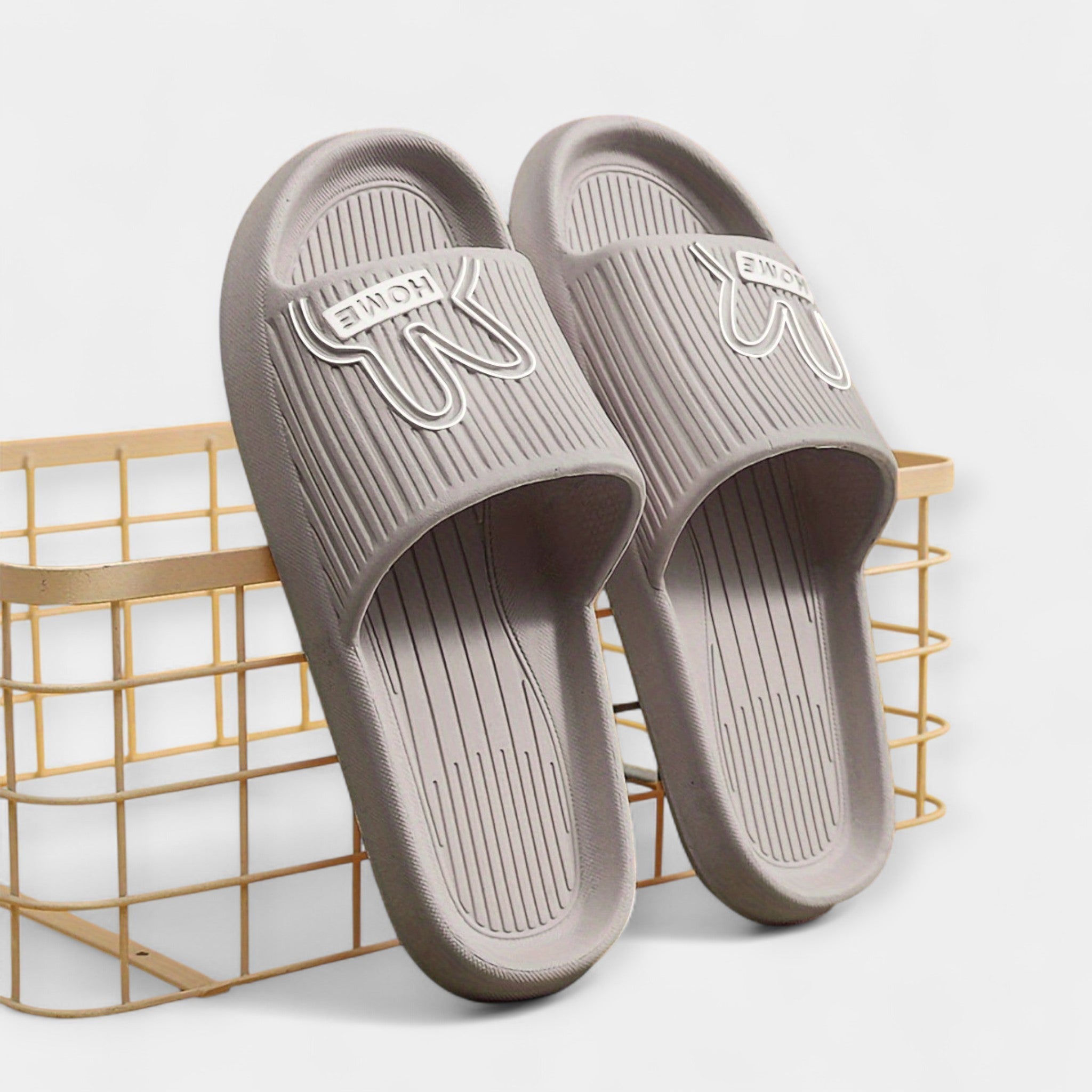 Naiste sussid koomiksikujunduse ja lahtiste ninaosadega