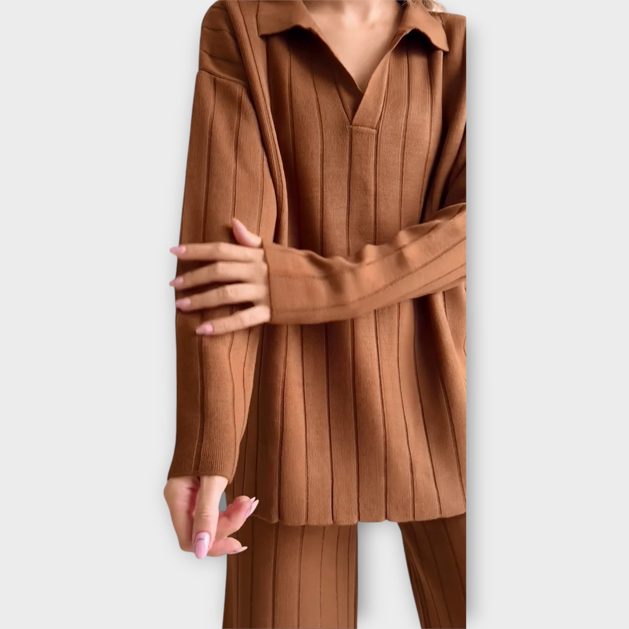 Komplekt lõdva joonega ja minimalistliku stiiliga