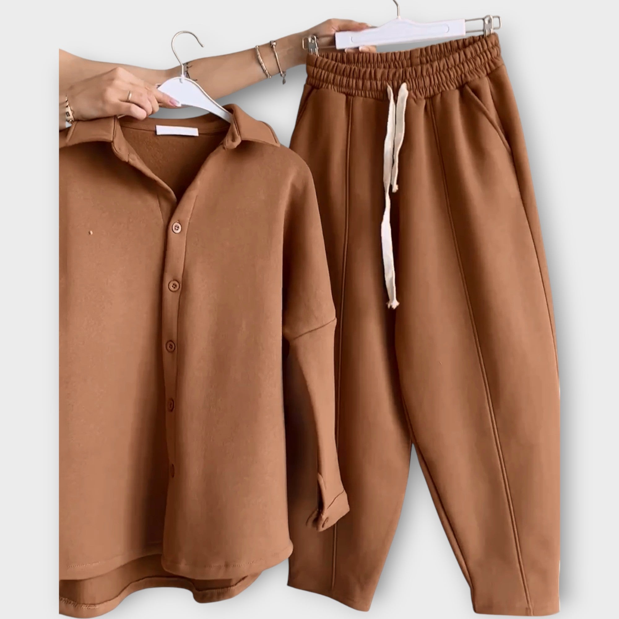 Komplekt nööpide ja elegantse joonega