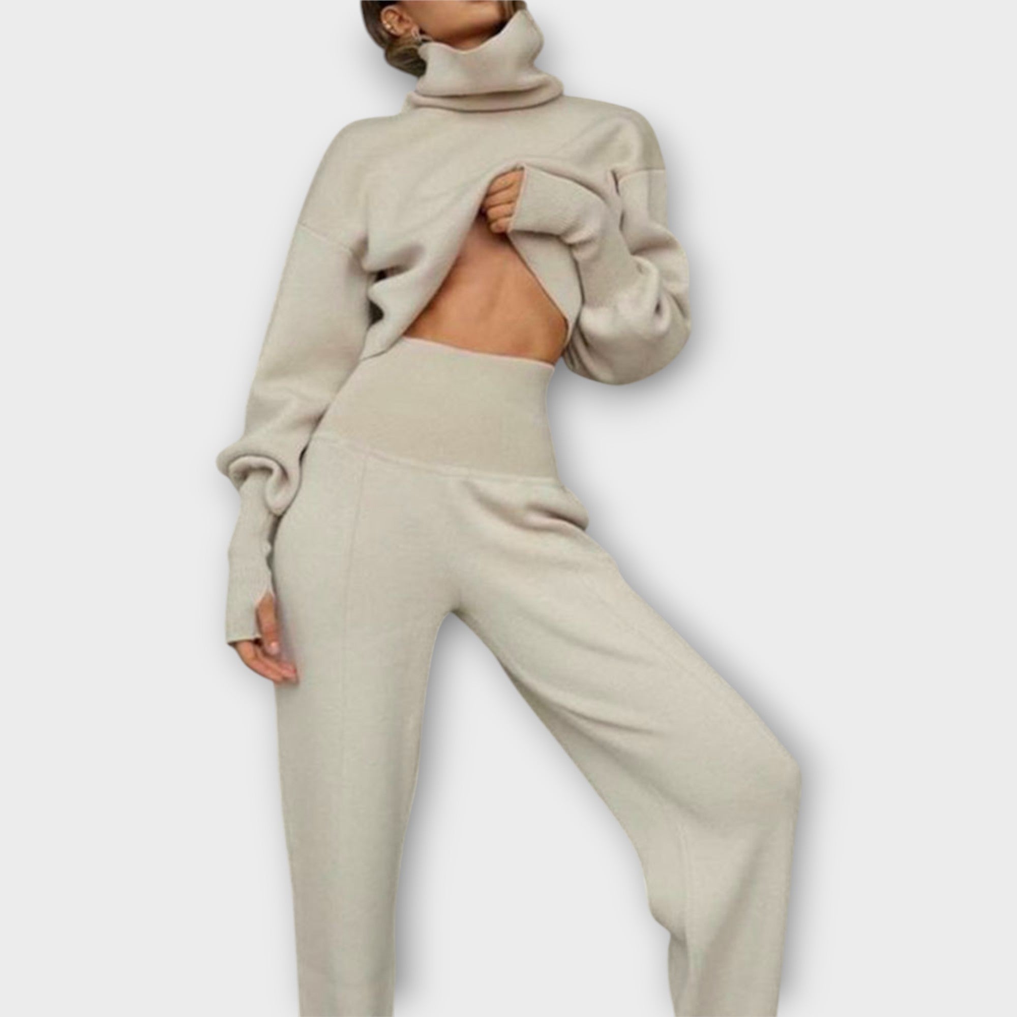 Kootud komplekt kõrge kaelusega ja avara lõikega