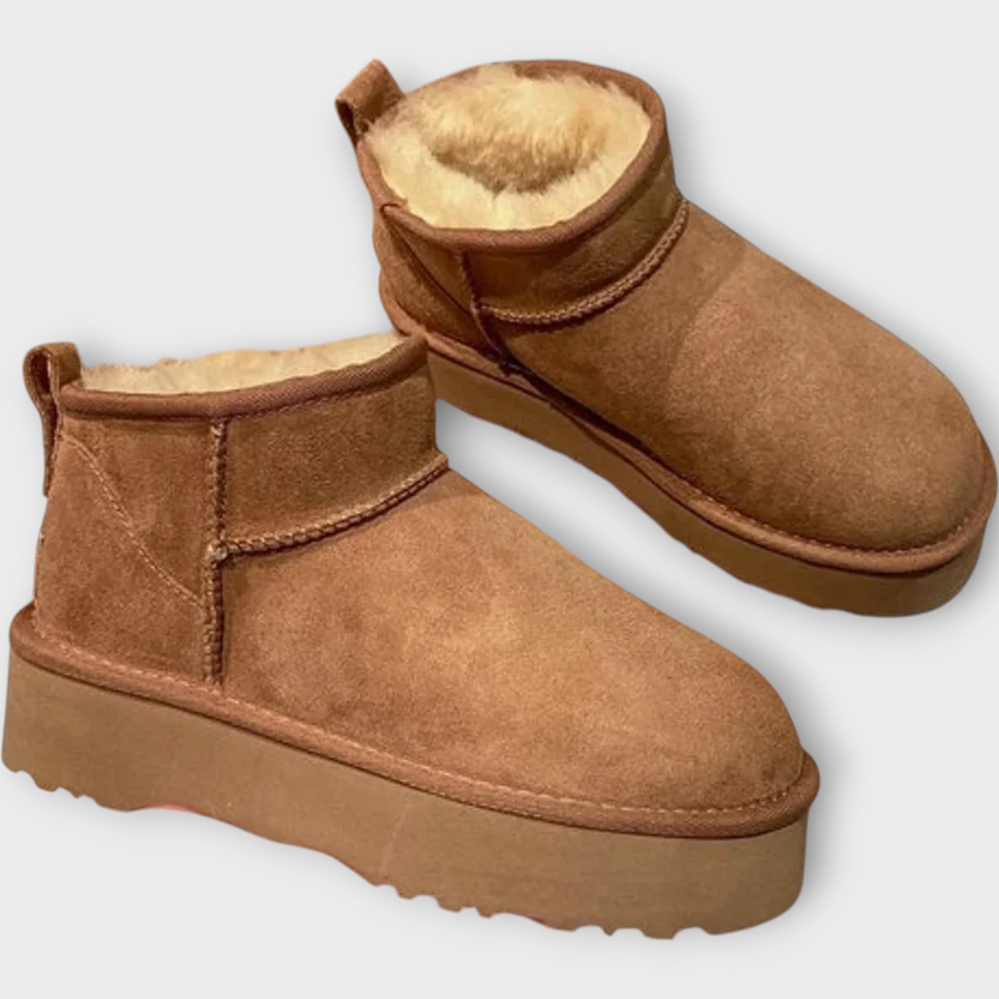 Comfortable suede boots with rich lining