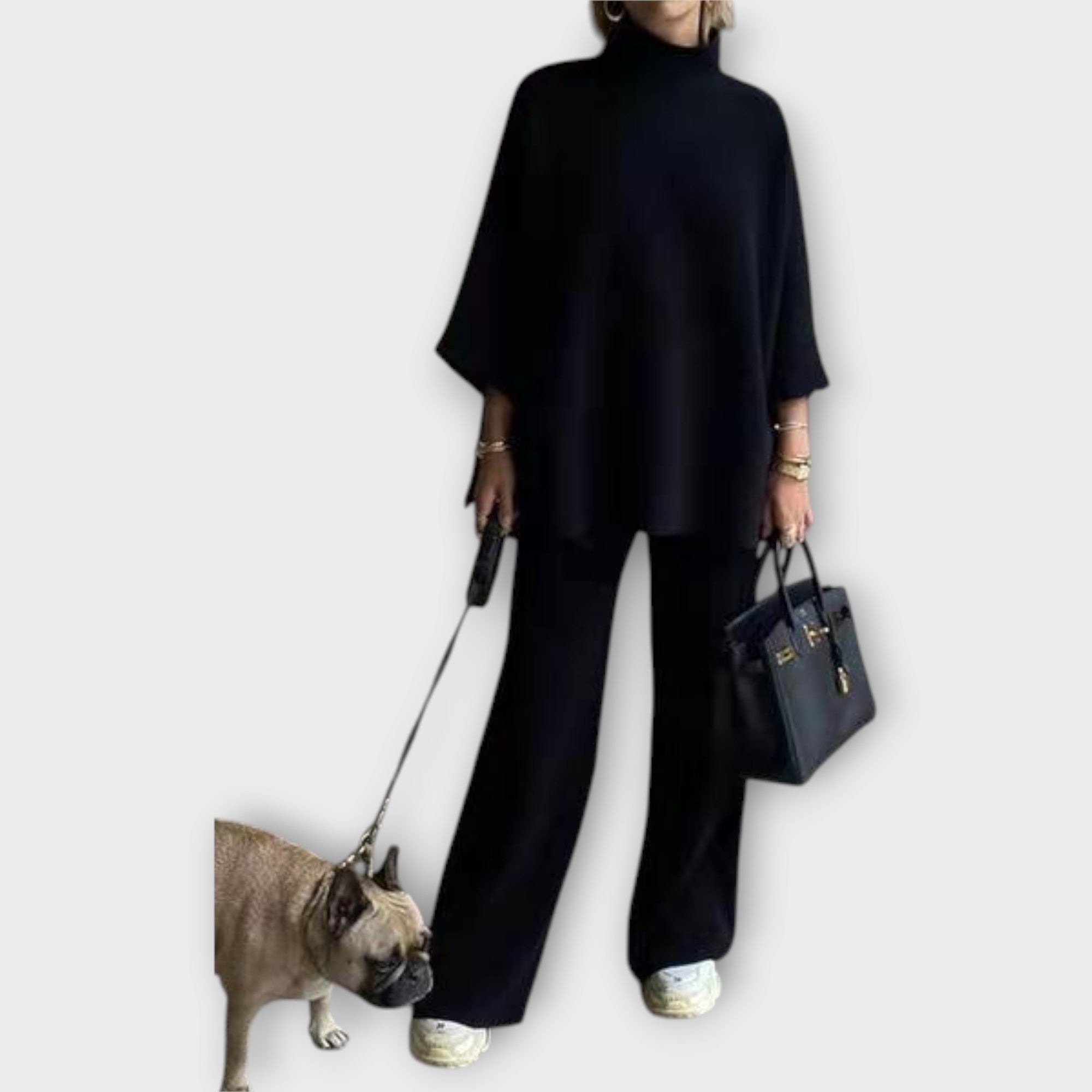 Kootud pluus lahtise joonega ja kõrge kaelusega