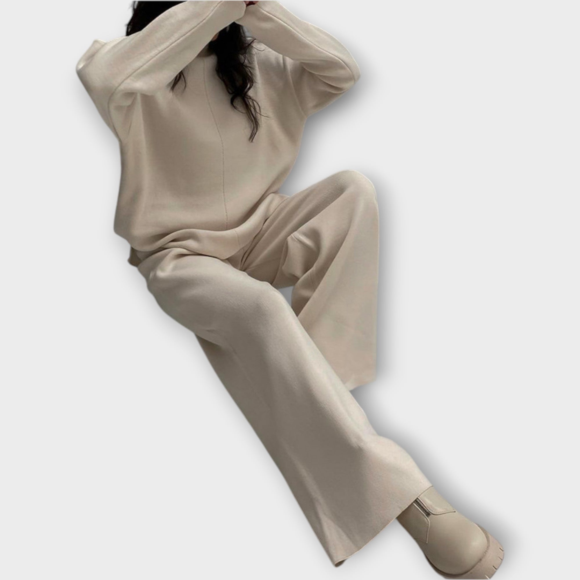 Lõdvestunud joonte ja minimalistliku esteetikaga komplekt