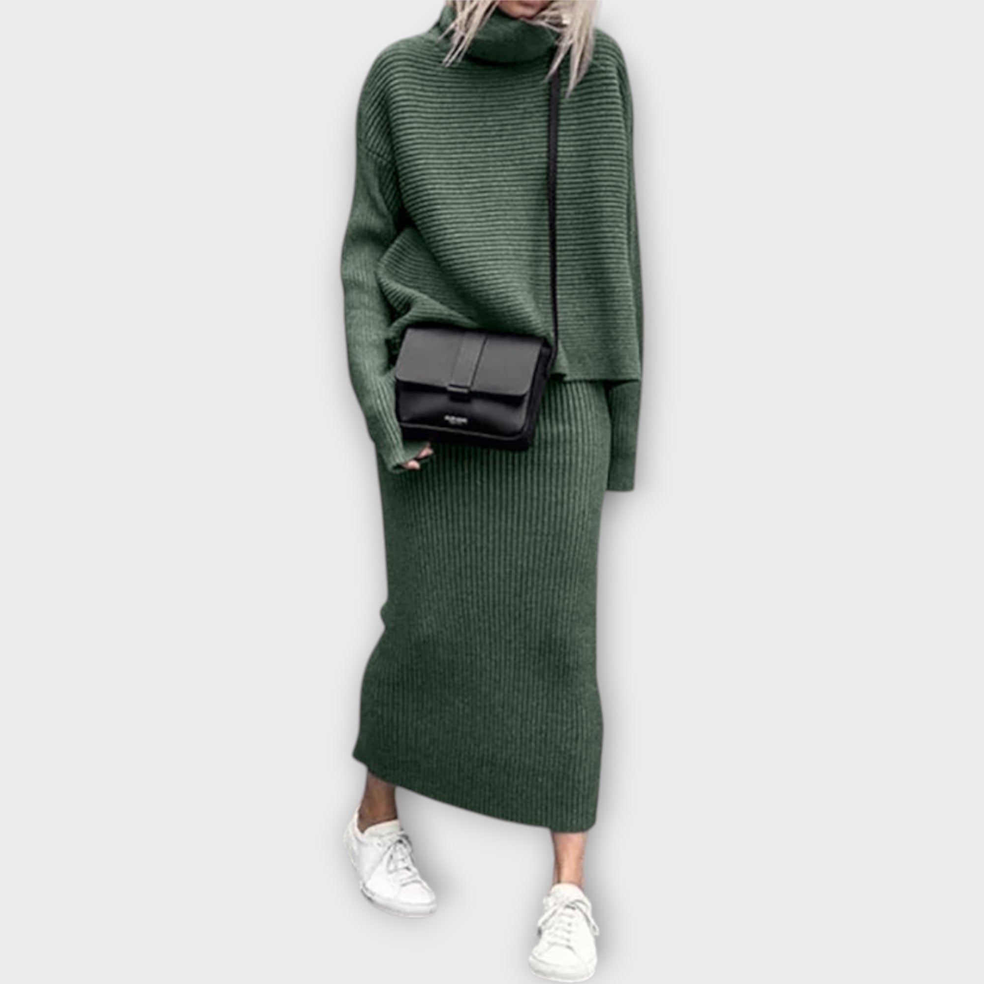 Kootud komplekt kõrge kaelusega ja seelikuga