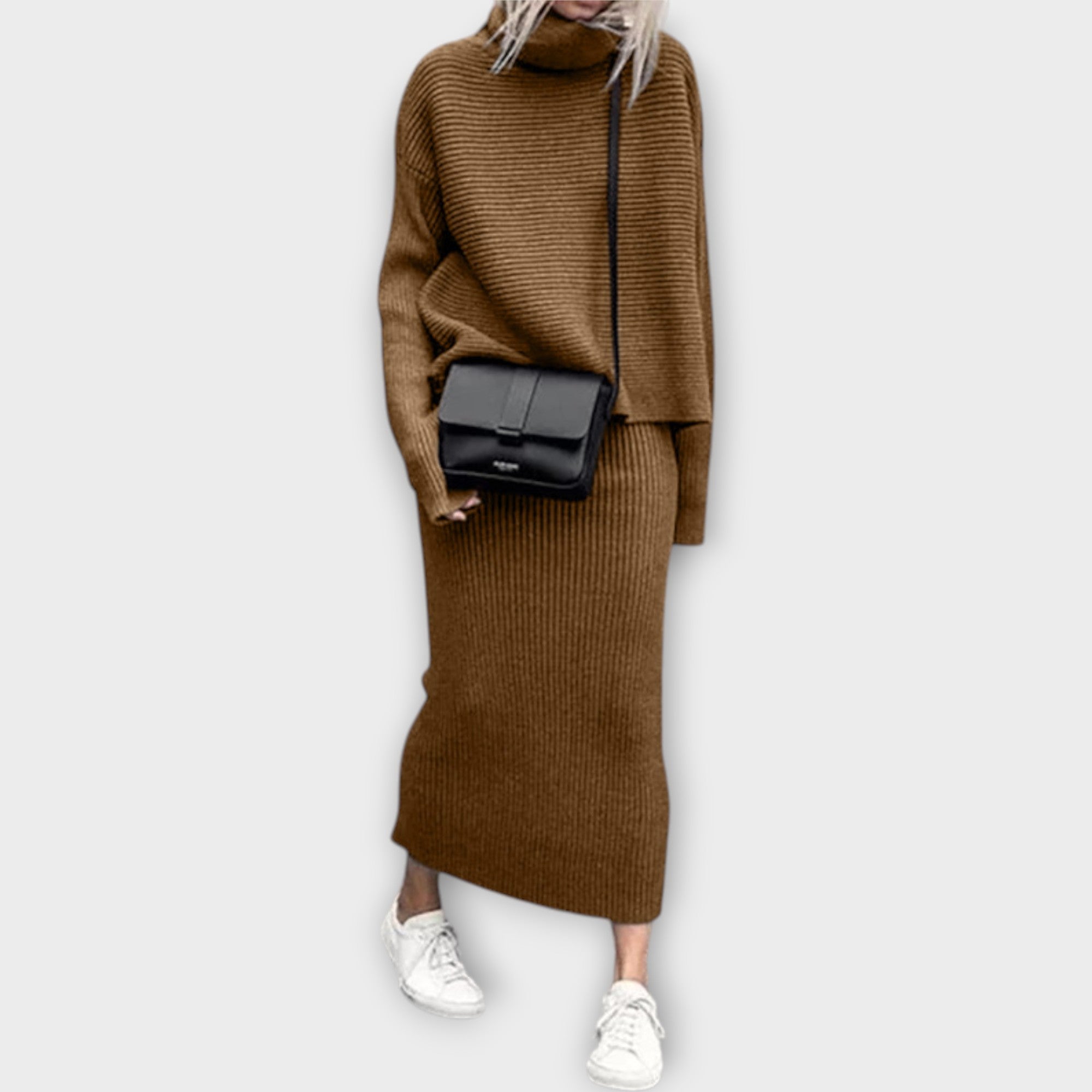 Kootud komplekt kõrge kaelusega ja seelikuga