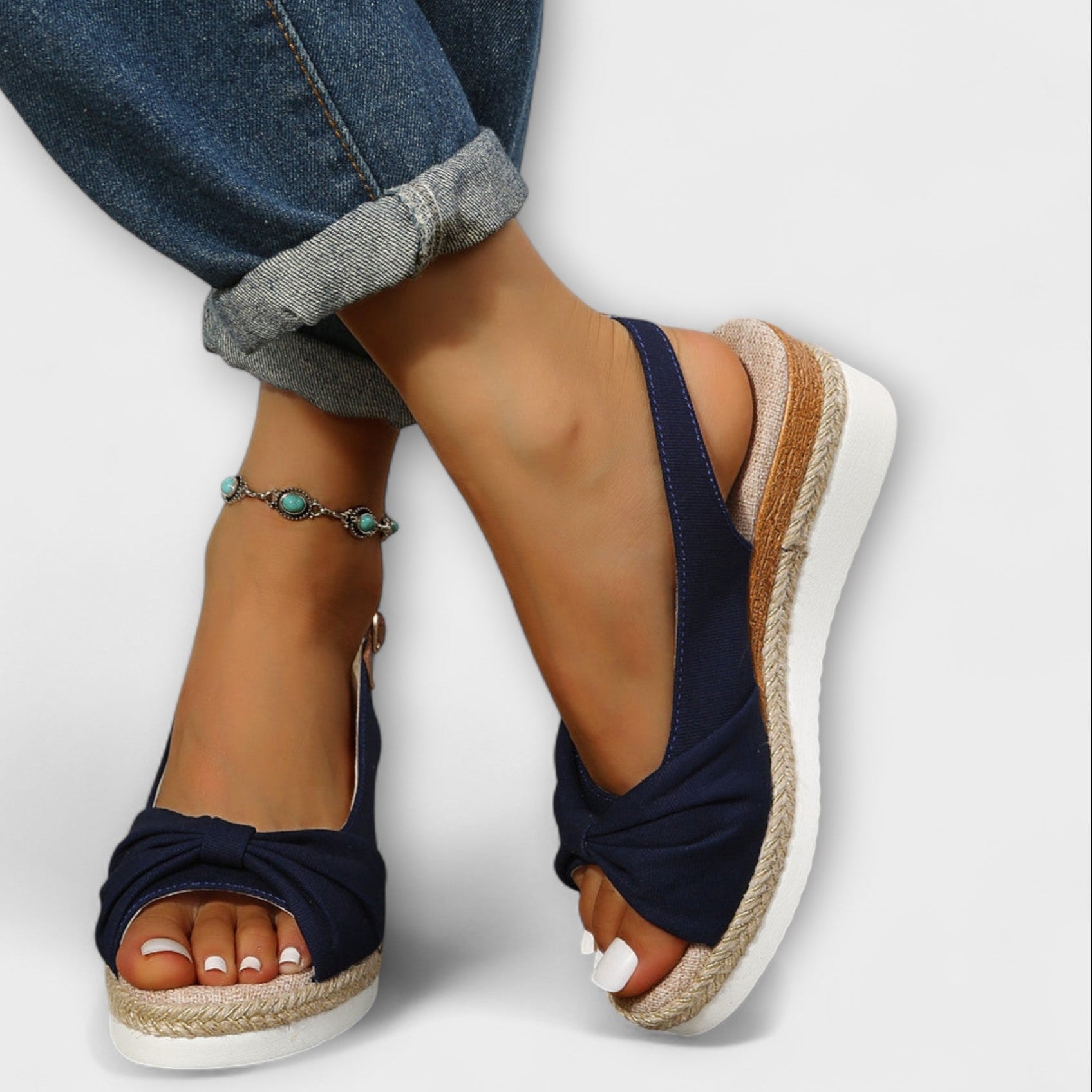 Suvised sandaalid lipsuga