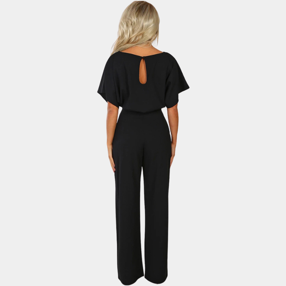 Stijlvolle zwarte dames jumpsuit met korte mouwen en wijde pijpen, ideaal voor casual en formele gelegenheden. Comfortabele en elegante pasvorm.