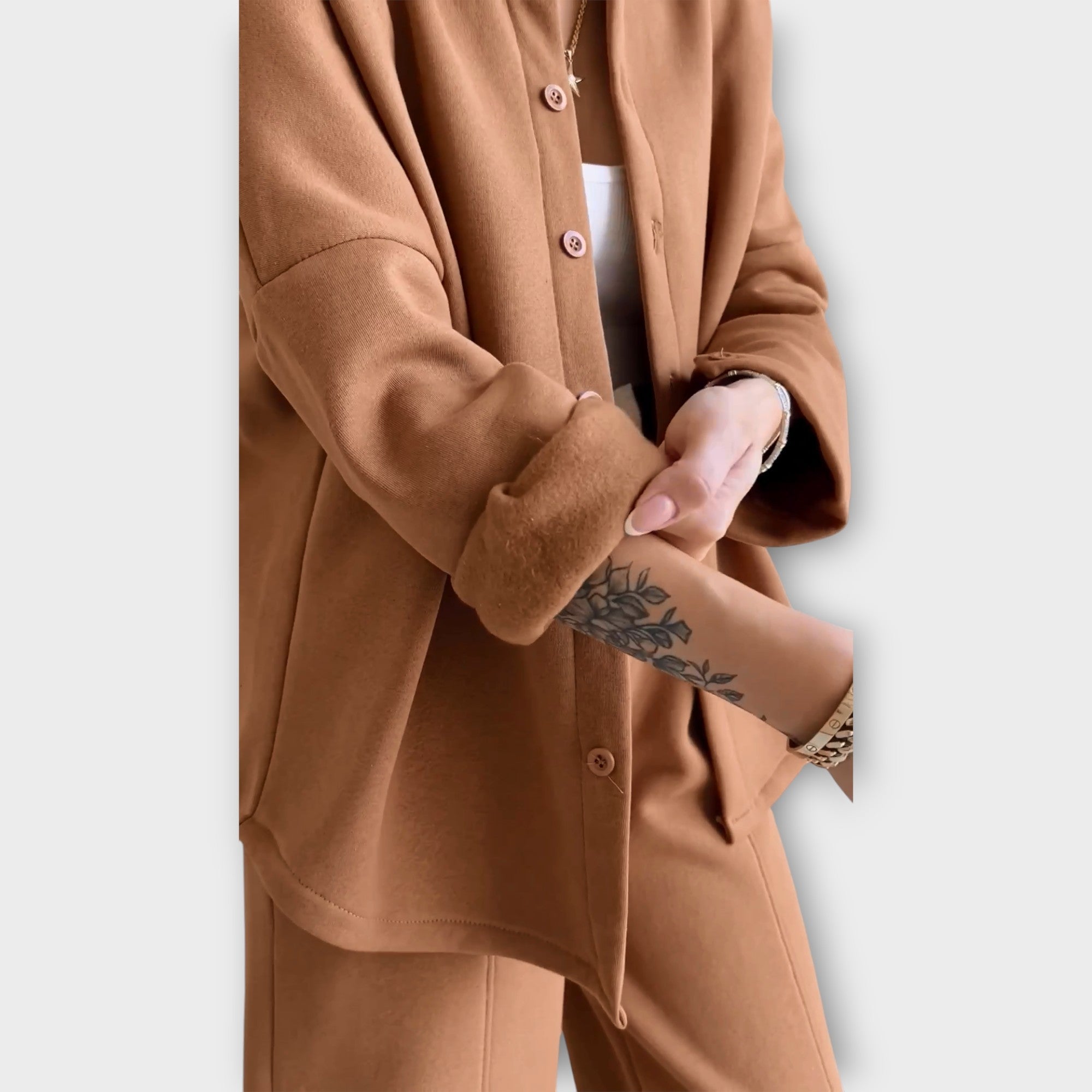 Komplekt nööpide ja elegantse joonega