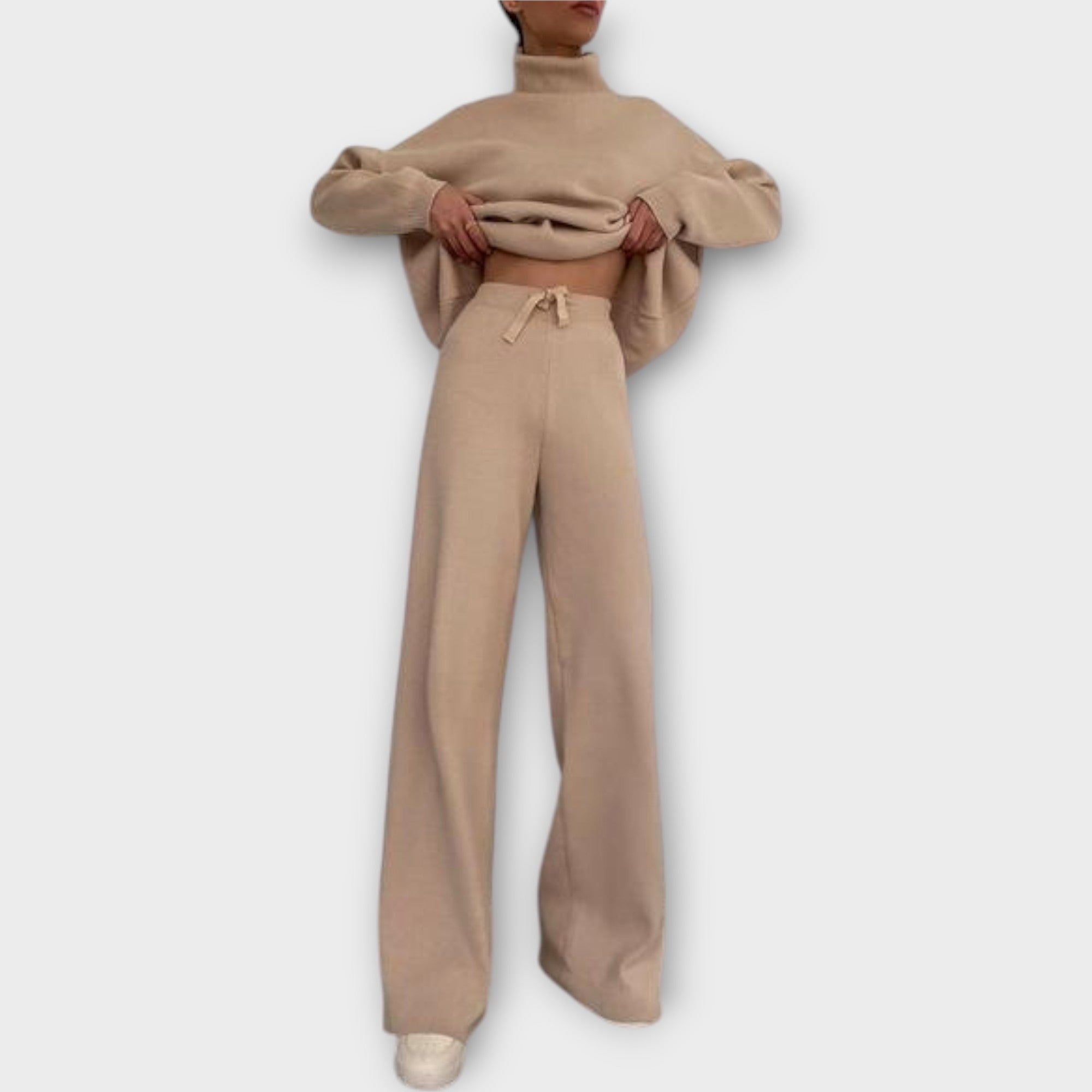 Kootud komplekt kõrge kaelusega ja pükstega