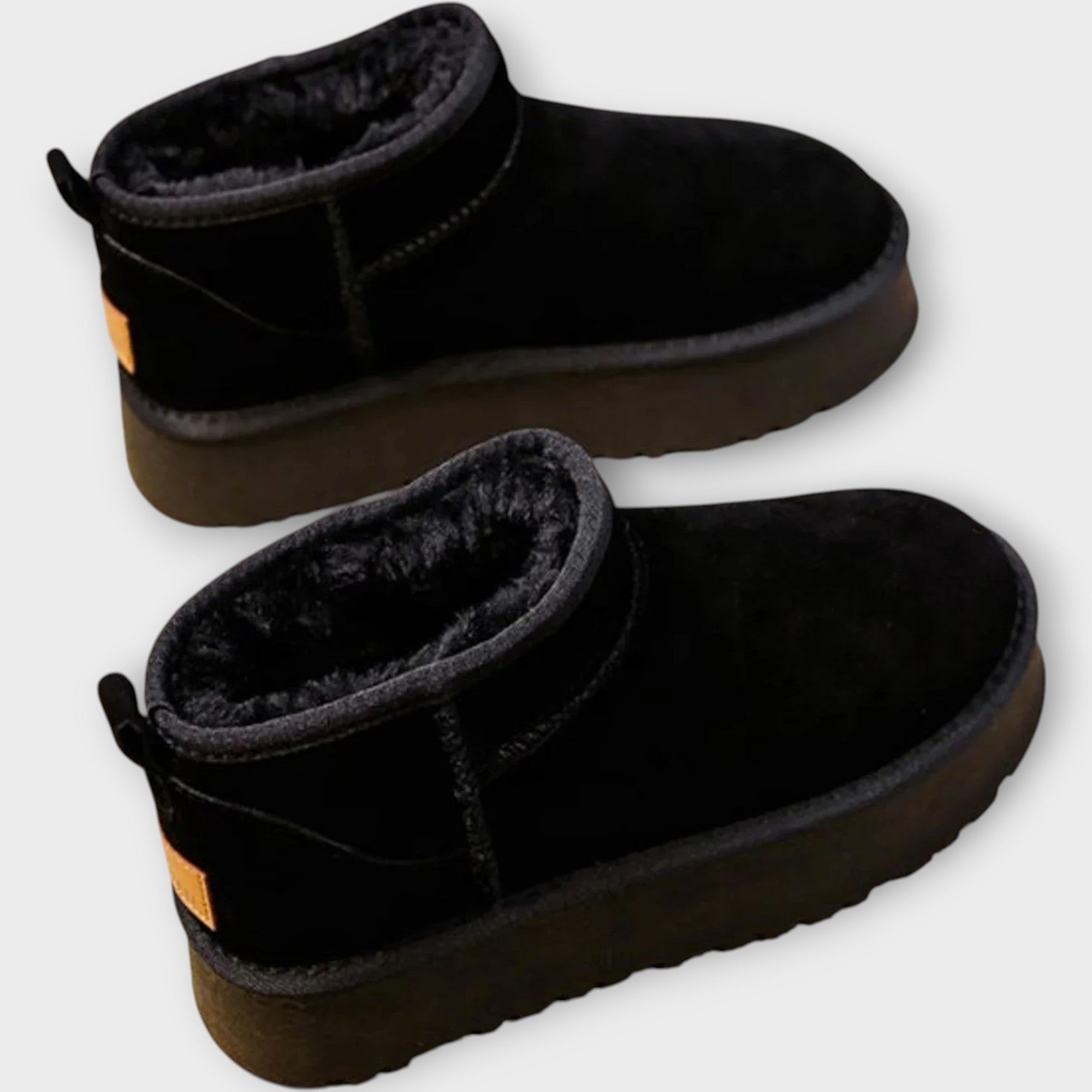 Comfortable suede boots with rich lining
